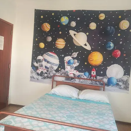 Private Room Close To The Lisbon Airport Проживание в семье *
